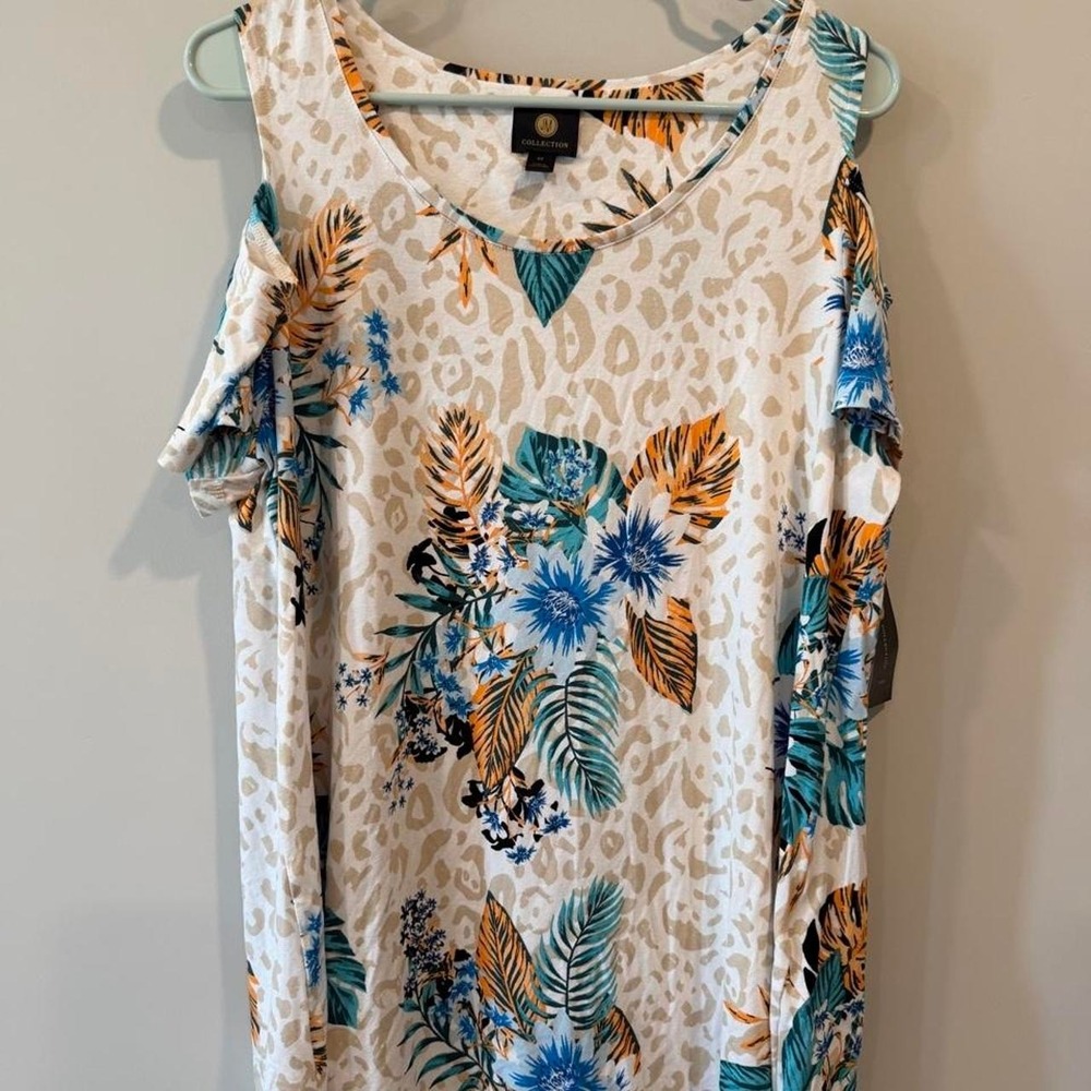 Leopard print top with tropical floral design. Size: xl